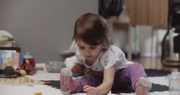 Retrato Uma Menina Pequena Bonito Engraçado Casa Dia Normal Filmado — Vídeo de Stock