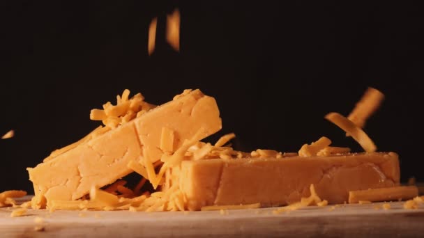 Roztrhaný Sýr Čedar Padá Zpomaleném Filmu Snímek Raw Kameře — Stock video