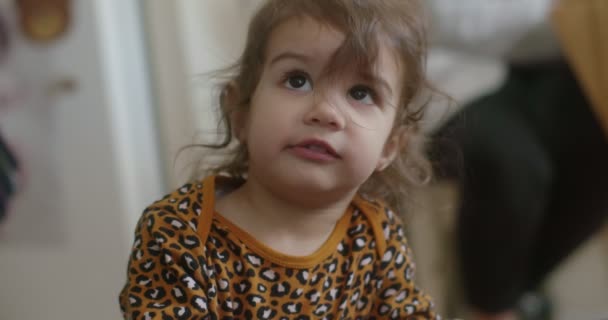普通の日に自宅でかわいい面白い小さな幼児の女の子の肖像画 シネマカメラで4K Rawで撮影 — ストック動画