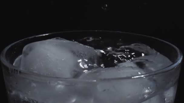 Cubos Gelo Caindo Copo Água Câmera Lenta Tiro — Vídeo de Stock
