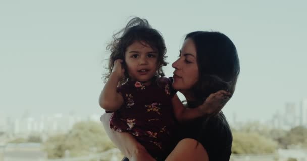 Mère Tenant Petite Fille Ludique Tourné Sur Une Caméra Cinéma — Video