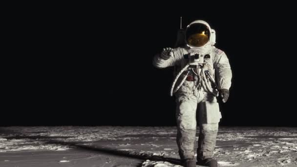 Astronauta Saludando Superficie Luna Animación Cgi Altamente Realista Elementos Proporcionados — Vídeos de Stock