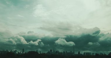 Fırtınalı bir günde dramatik bulutların olduğu Toronto ufuk çizgisinin aşırı geniş görüntüsü. 4K RAW 'da bir sinema kamerasında çekildi ve ProRes 422' de ihraç edildi..