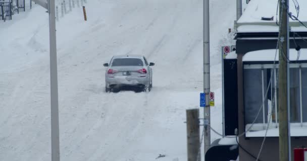 Şiddetli Bir Kar Fırtınasından Sonra Yoldaki Yalnız Araba Sinematik Çekim — Stok video