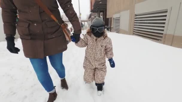 Kislány Aki Anyával Sétál Egy Hatalmas Hóesés Után Ban Lőtték — Stock videók