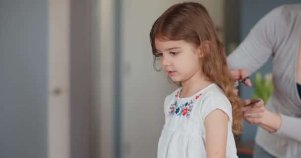 Petite Fille Mignonne Faire Couper Les Cheveux Par Maman Images — Video