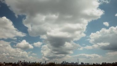 Kabarık bulutlu bir günde Toronto ufuk çizgisinin aşırı geniş görüntüsü. 4K RAW 'da bir sinema kamerasında çekildi..