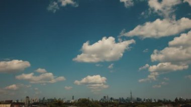 Kabarık bulutlu bir günde Toronto ufuk çizgisinin aşırı geniş görüntüsü. 4K RAW 'da bir sinema kamerasında çekildi..