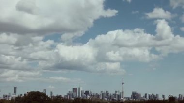 Kabarık bulutlu bir günde Toronto ufuk çizgisinin aşırı geniş görüntüsü. 4K RAW 'da bir sinema kamerasında çekildi..