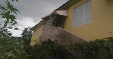 Guanica, Porto Riko 'da bir sokakta deprem hasarı. Sinematik 4K görüntüleri.
