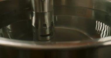 Sous vide su dolaşımcısı. 4K 'da çekilmiş..