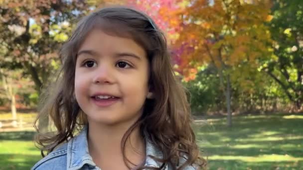 Χαριτωμένο Κοριτσάκι Απολαμβάνει Πάρκο Κατά Διάρκεια Του Φθινοπώρου Shot Στο — Αρχείο Βίντεο