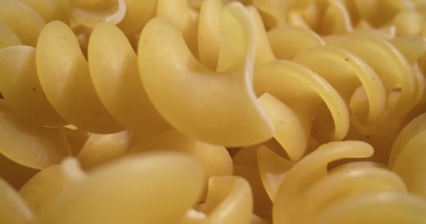 Sonda Macro Pasta Seca Rotini Grabado Una Cámara Cine — Vídeos de Stock