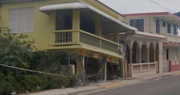 波多黎各瓜尼卡岛一条街道上的地震破坏 电影4K镜头 — 图库视频影像
