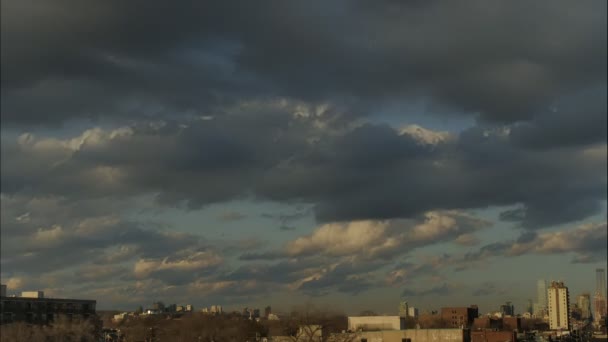 在充满戏剧性云彩的一天里 多伦多天际线的视野极为开阔 在电影摄像机上拍的4K — 图库视频影像