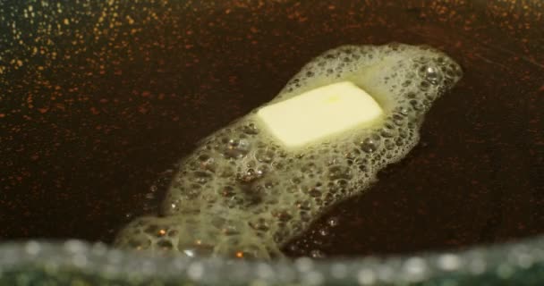 Manteiga Derretendo Uma Panela Rústica Filmado Uma Câmera Cinema — Vídeo de Stock