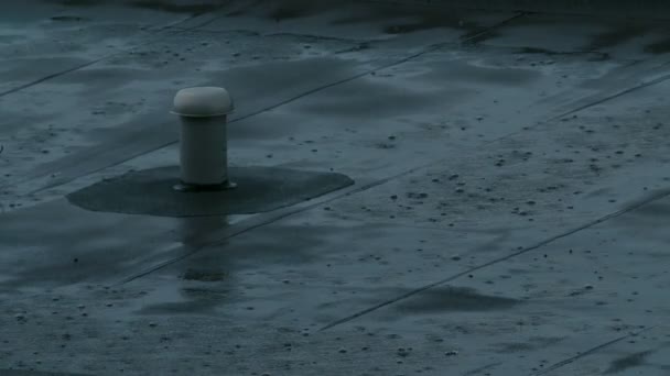 确定拍摄 雨缓缓地下在公寓楼的屋顶上 在4K内开枪 — 图库视频影像