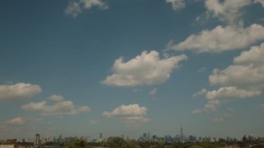 Kabarık bulutlu bir günde Toronto ufuk çizgisinin aşırı geniş görüntüsü. 4K RAW 'da bir sinema kamerasında çekildi..