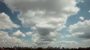 Kabarık bulutlu bir günde Toronto ufuk çizgisinin aşırı geniş görüntüsü. 4K RAW 'da bir sinema kamerasında çekildi..