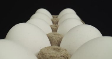 Kutudaki çiğ yumurtaların Macro sondası. 4K 'da bir sinema kamerasında çekildi..
