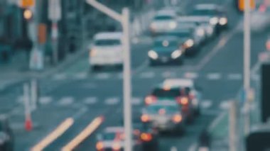 Yoğun bir şehir kavşağındaki bulanık sokak trafiğinin zamanı. 4K görüntü.