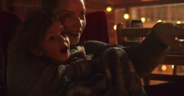 夜に高層マンションのパティオで母親と幼児の女の子 映画館のカメラで4Kで撮影 — ストック動画