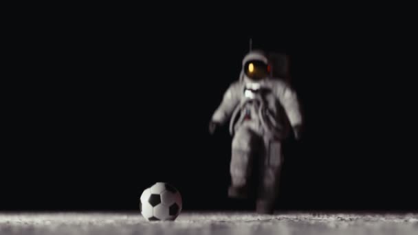 Astronauta Pateando Una Pelota Fútbol Superficie Lunar Elementos Proporcionados Por — Vídeos de Stock