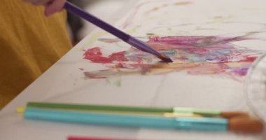 Küçük şirin kız resim yapıyor. Sinematik 4K görüntüleri.