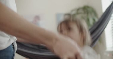 Çocuğa covid-19 karantinası sırasında egzersiz yaptırıyorum. Gerçek hayattaki görüntüler. Sahnelenmemiş. 4K 'da bir sinema kamerasında çekildi..