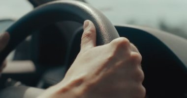 Kadınların elleri direksiyonda. Bir sinema kamerasında çekilmiş..