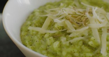 Parmesan ve biberiyeli fesleğen soslu risotto. 4K RAW 'da bir sinema kamerasında çekildi..