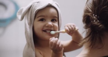 Küçük tatlı bir kızın banyo sonrası yaptığı portresi. 4K RAW 'da bir sinema kamerasında çekildi..