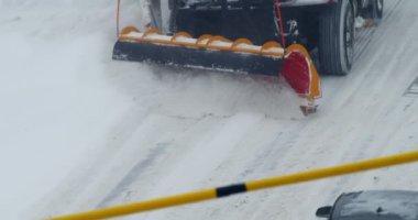 Şiddetli bir kar fırtınasından sonra kar küreme aracı yolu açıyor. 4K görüntü.