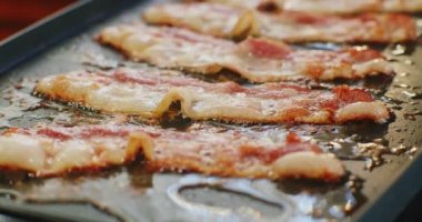 Domuz pastırması ızgarada pişiyor. 4K görüntü.