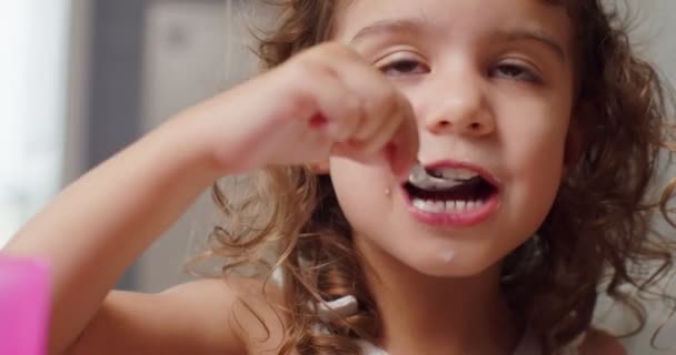 Porträt Eines Süßen Mädchens Das Joghurt Isst Gedreht Mit Kinokamera — Stockvideo