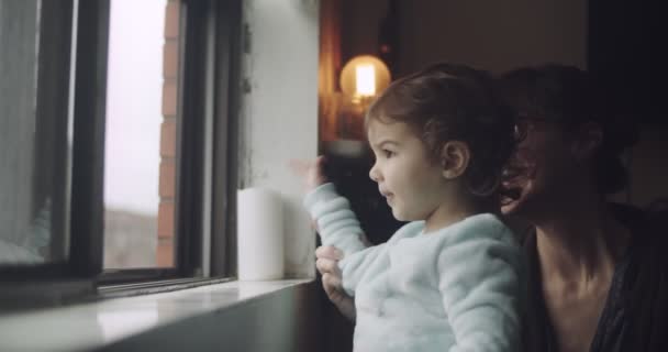 Matka Batole Dcera Mávající Sousedům Okna Během Zamykání Covid — Stock video