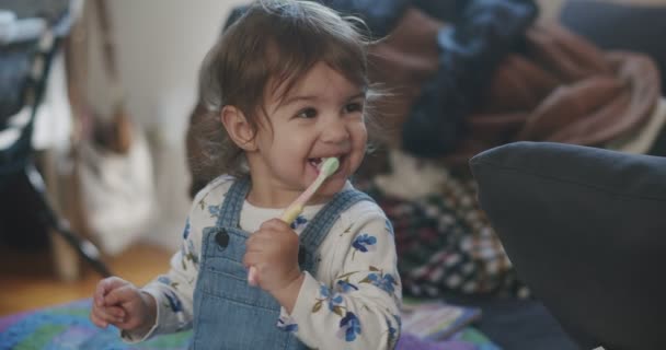 Zabawna Dziewczynka Myjąca Zęby Nakręcony Raw Kamerą Kinową — Wideo stockowe