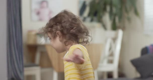 Bayi Perempuan Balita Menari Selama Covid Lockdown Ditembak Rekaman Kehidupan — Stok Video