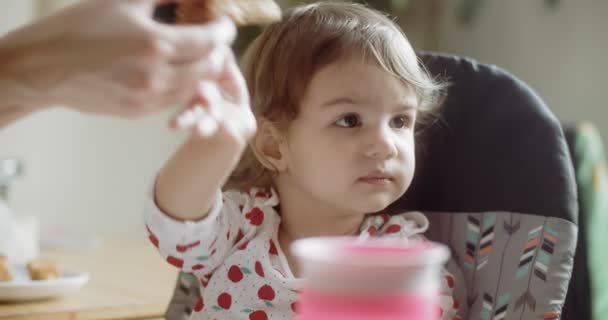 Mała Dziewczynka Odmawia Jedzenia Nakręcony Raw Kamerą Kinową — Wideo stockowe