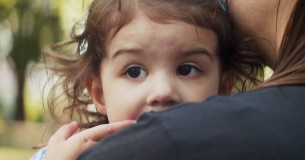 Симпатичная Маленькая Девочка Мама Наслаждающаяся Парком Летом Реальные Кадры Выстрел — стоковое видео