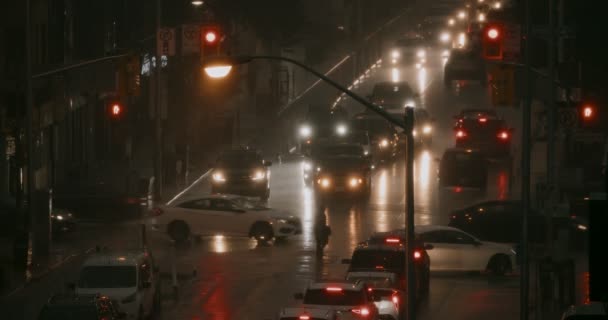 激しい雷雨の間に都市交通のショットを確立します 映画館のカメラで4Kで撮影 — ストック動画