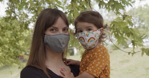 Kislány Anya Maszkot Viselnek Parkban Ban Lőtték Valós Idejű Felvételek — Stock videók