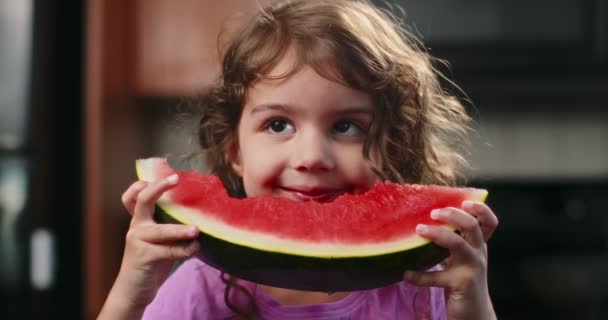 Słodka Dziewczynka Jedząca Arbuza Nakręcony Przez Kamerę Kinową — Wideo stockowe