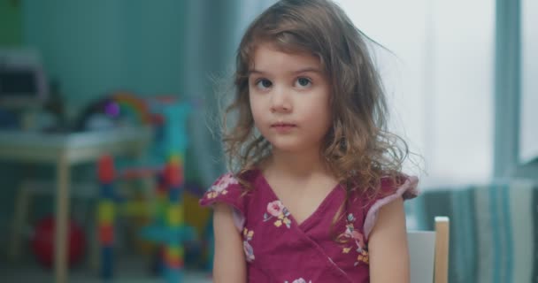 Симпатичный Малыш Смотрит Камеру Серьезно Видео — стоковое видео