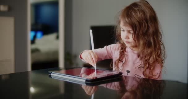 Anak Kecil Yang Lucu Melakukan Pekerjaan Kreatif Pada Tablet Dengan — Stok Video