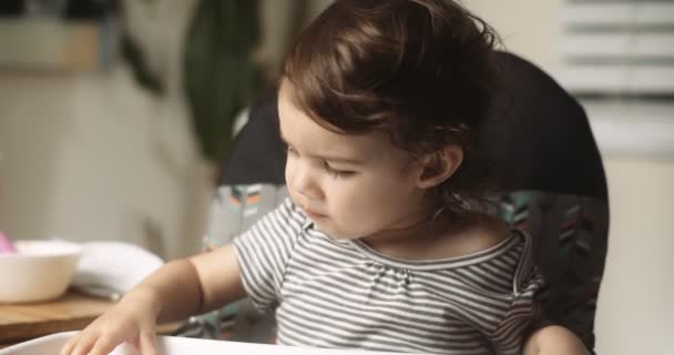 Gadis Kecil Yang Lucu Makan Raspberry Shot Raw Cinema Camera — Stok Video