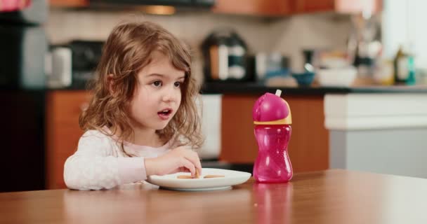 Κοριτσάκι Τρώει Ένα Σνακ Πραγματική Ζωή Πλάνα — Αρχείο Βίντεο