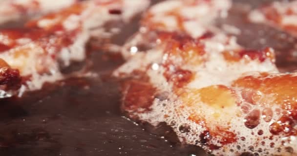 Gros Plan Friture Bacon Frais Sur Une Plaque Chauffante Images — Video