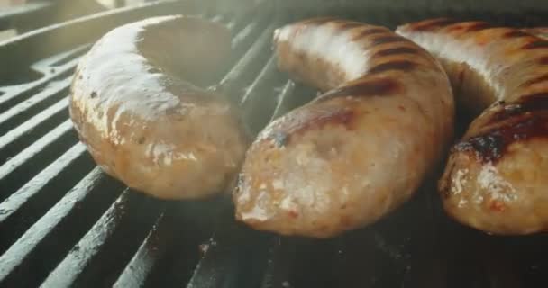 Macro Sonda Salchicha Cocinando Parrilla Slider Shot — Vídeo de stock