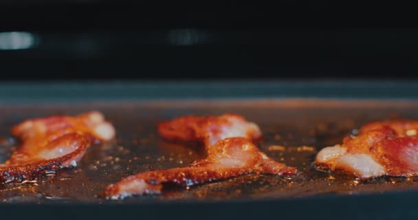 用新鲜的熏肉在网格子上煎了一小口 4K电影胶片 — 图库视频影像